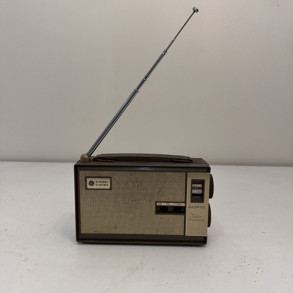 Vintage General Electric GE AM/FM Thirteen Transistor Radio